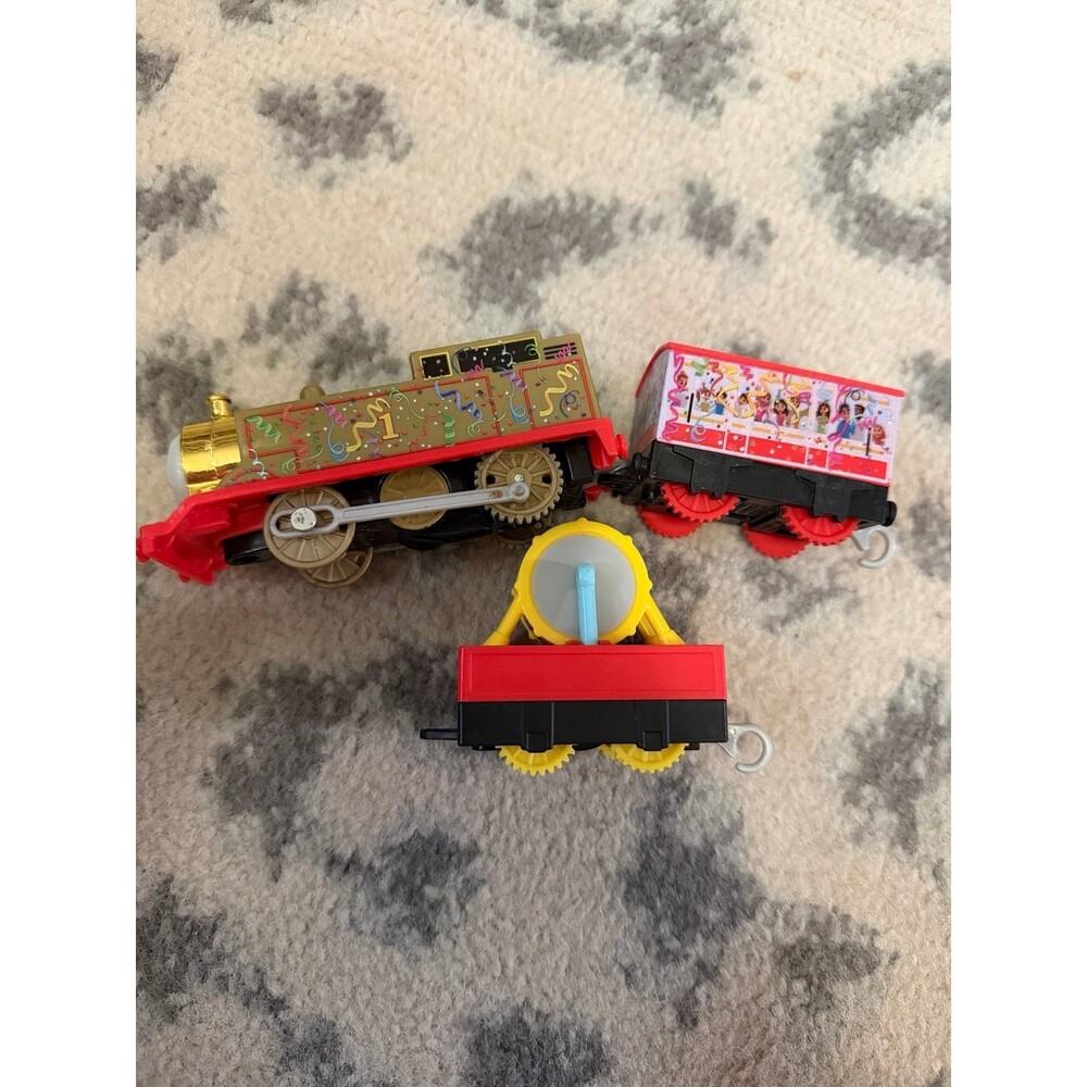 Motorized golden Thomas engine and cargo cars